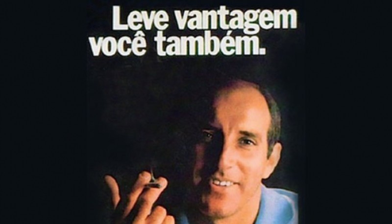 Anúncio dos cigarros Vila Rica, mostrando o ex-jogador da seleção de 1970 Gérson, com um cigarro aceso na mão e a frase: "Leve vantagem você também"