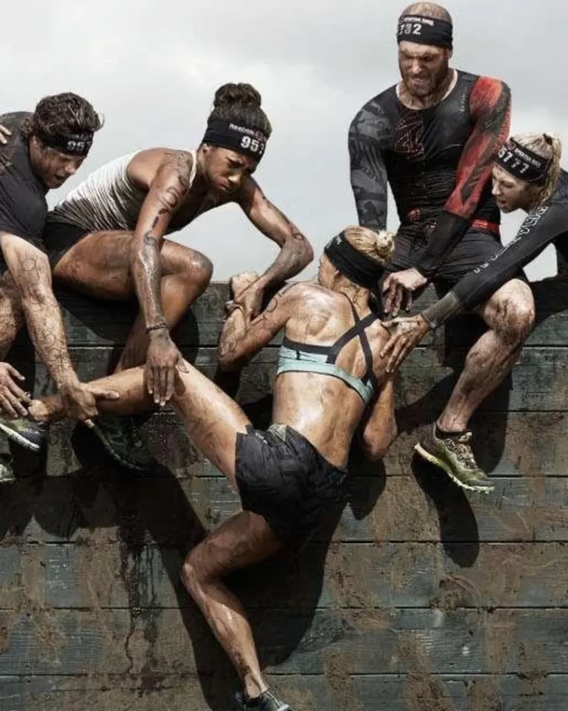 Dois homens e duas mulheres - todos muito sujos e enlameados - tentam puxar uma terceira mulher para cima de um muro, no que parece ser uma prova de resistência. A imagem simboliza a essência do texto que diz que todos devem trabalhar para ajudar o vendedor - e não o cliente, que pode ficar em segundo lugar.