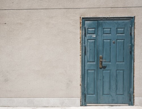 Pé na porta ou porta na cara?