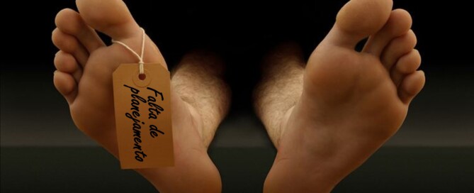 Foto dos dois pés descalços de um homem deitado em uma maca, como se estivesse em um necrotério. Pendurado no seu dedão do pé, uma etiqueta onde se lê: "Falta de Planejamento", como se fosse sua causa mortis, numa alusão à ideia central do texto sobre Autópsia Prévia.