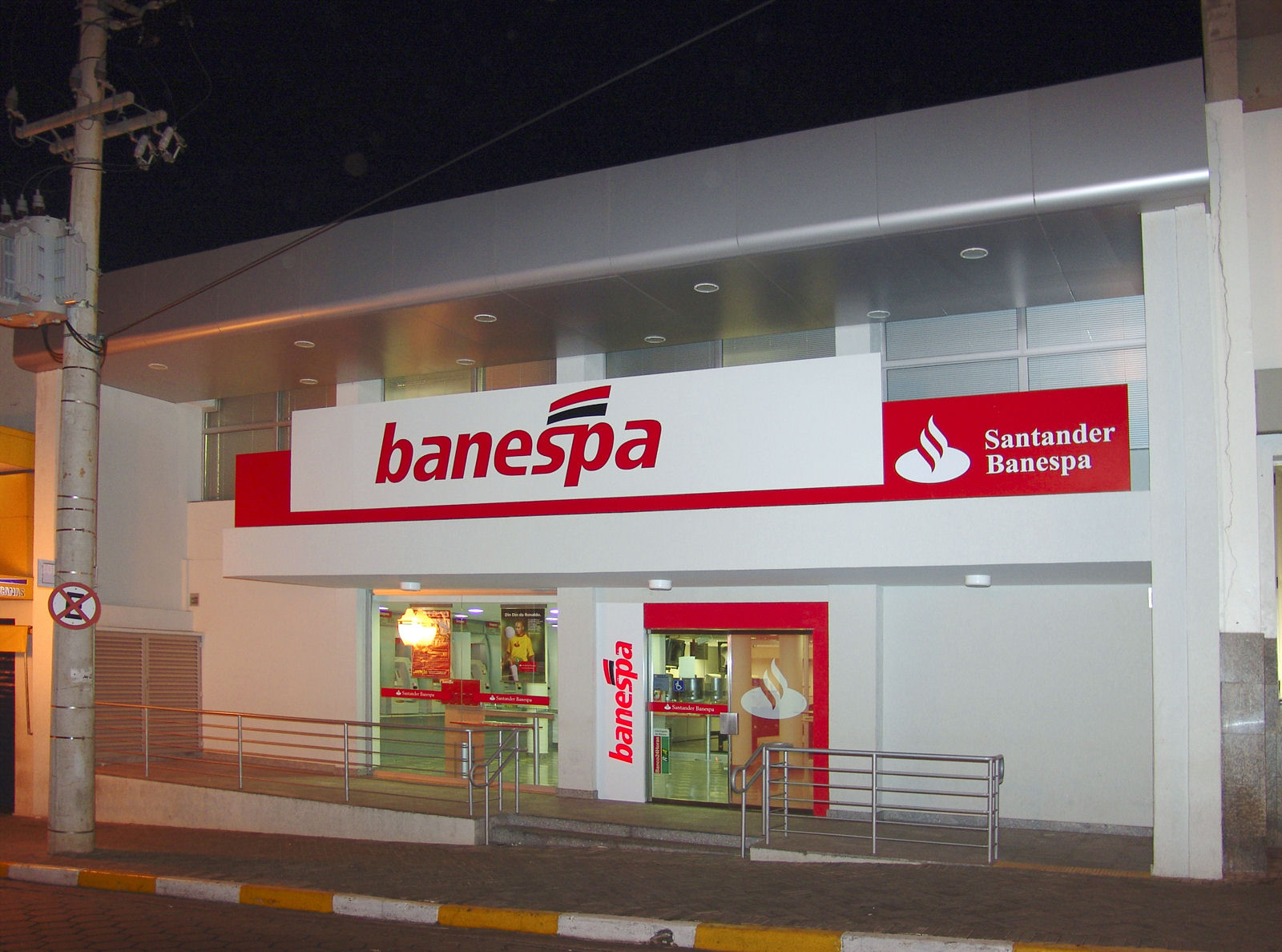 Fachada de uma agência do extinto banco Banespa, depois de ter sido comprado pelo banco Santander.