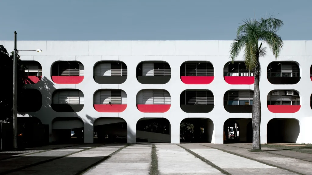 Um CIEP, Centro Integrado de Educação Pública, escola pública característica do Estado do Rio de Janeiro.