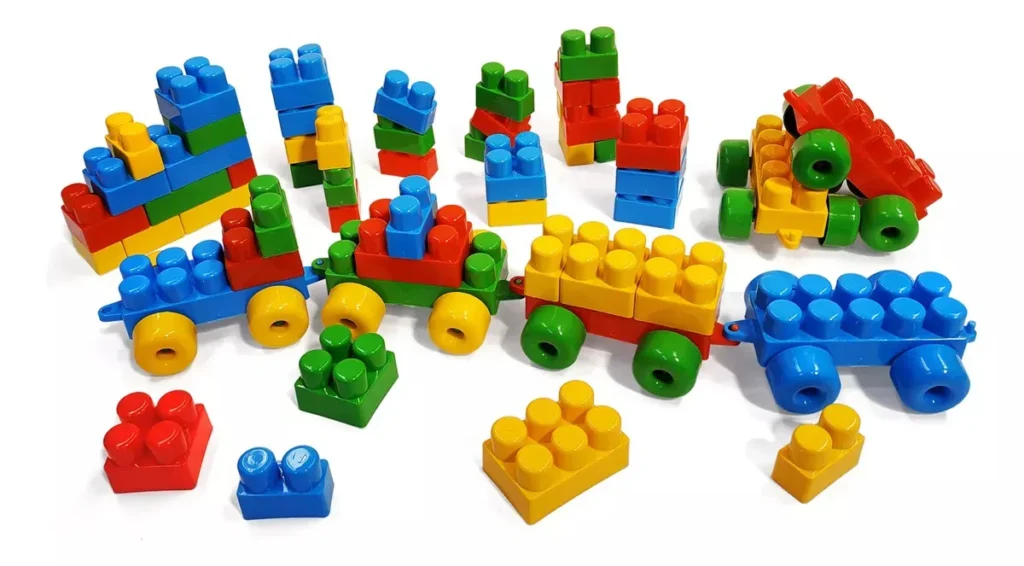 Um trenzinho com diversos vagões montados com peças de encaixar, do tipo Lego, em várias cores.