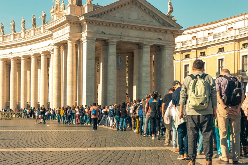 Uma fila de turistas na Praça de São Pedro, num dia de verão.