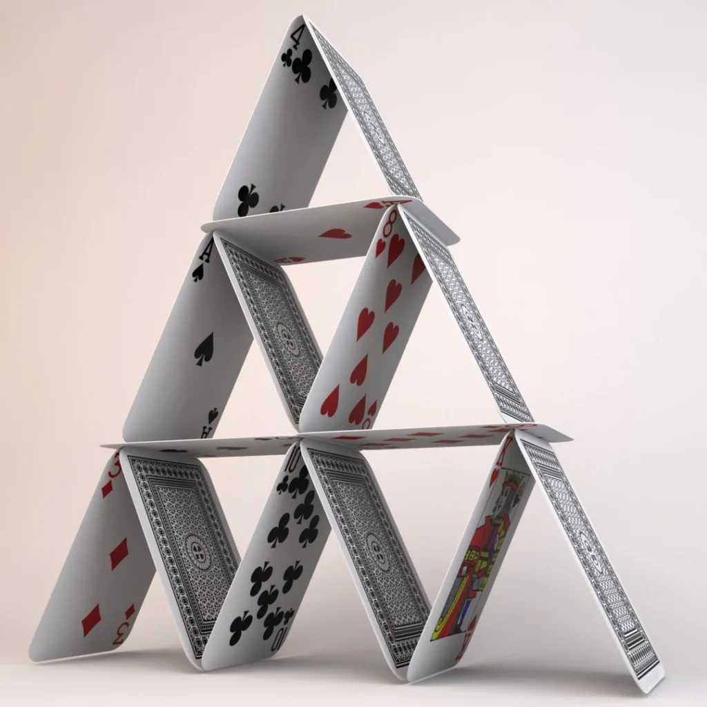 Um castelo de cartas de baralho com três andares.